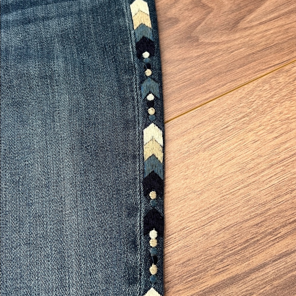 Driftwood Jackie Jeans with Chevron Side Embroidered Detail Size 31 - Picture 10 of 12